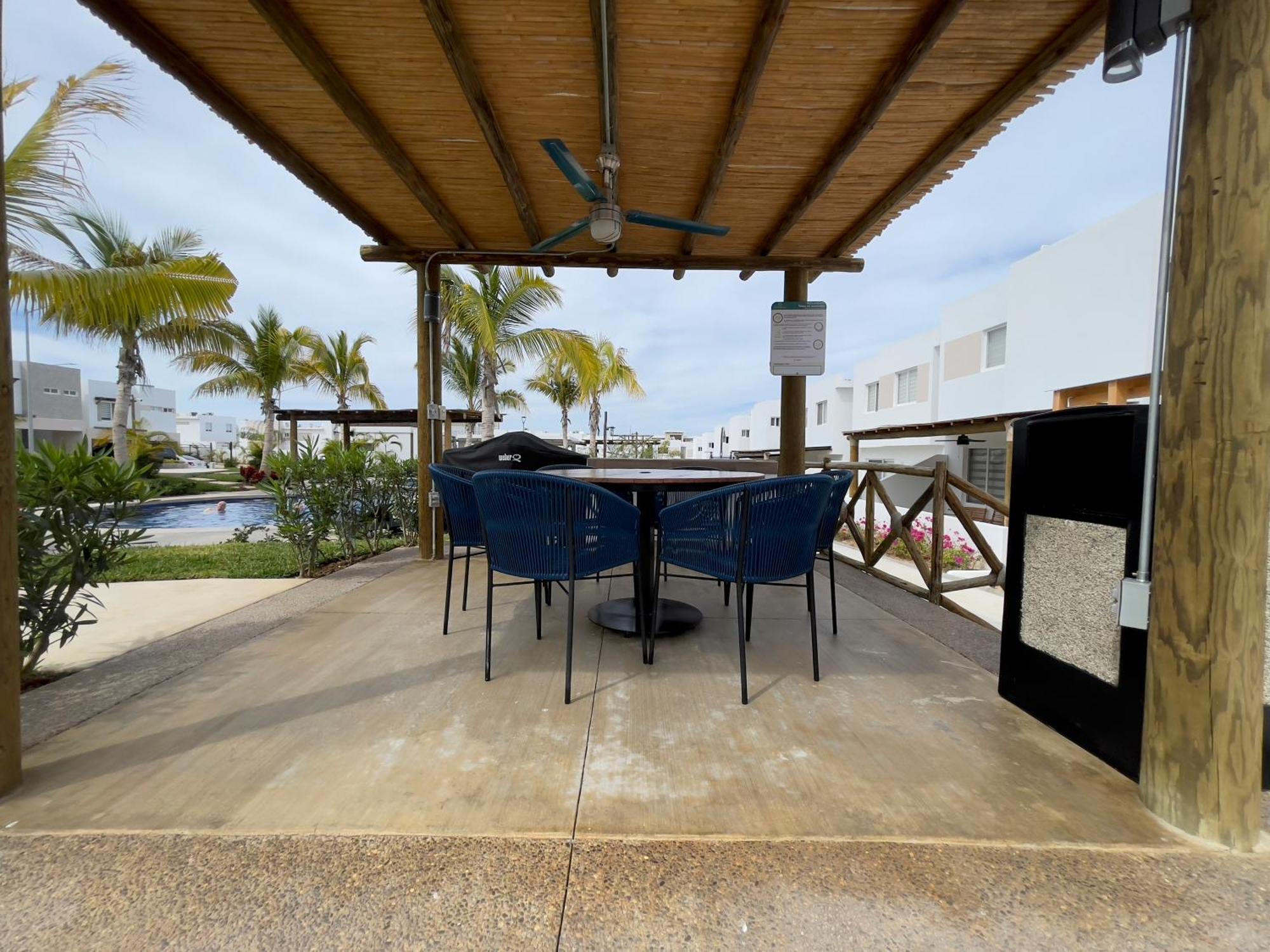Holiday home New°family°pool°spacious°backyard°king°bbq°gated
