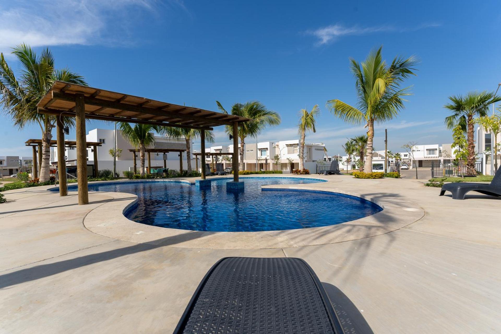 Holiday home New°family°pool°spacious°backyard°king°bbq°gated