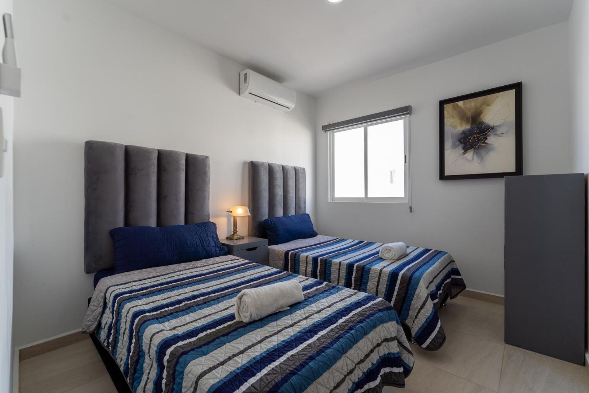 Holiday home New°family°pool°spacious°backyard°king°bbq°gated *