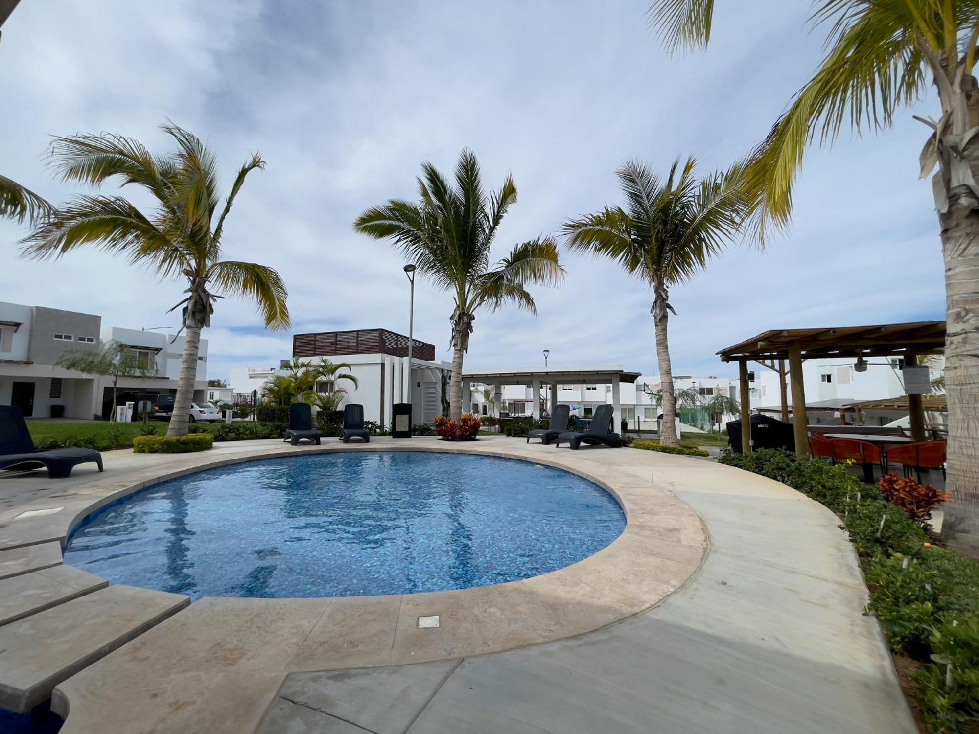New°family°pool°spacious°backyard°king°bbq°gated