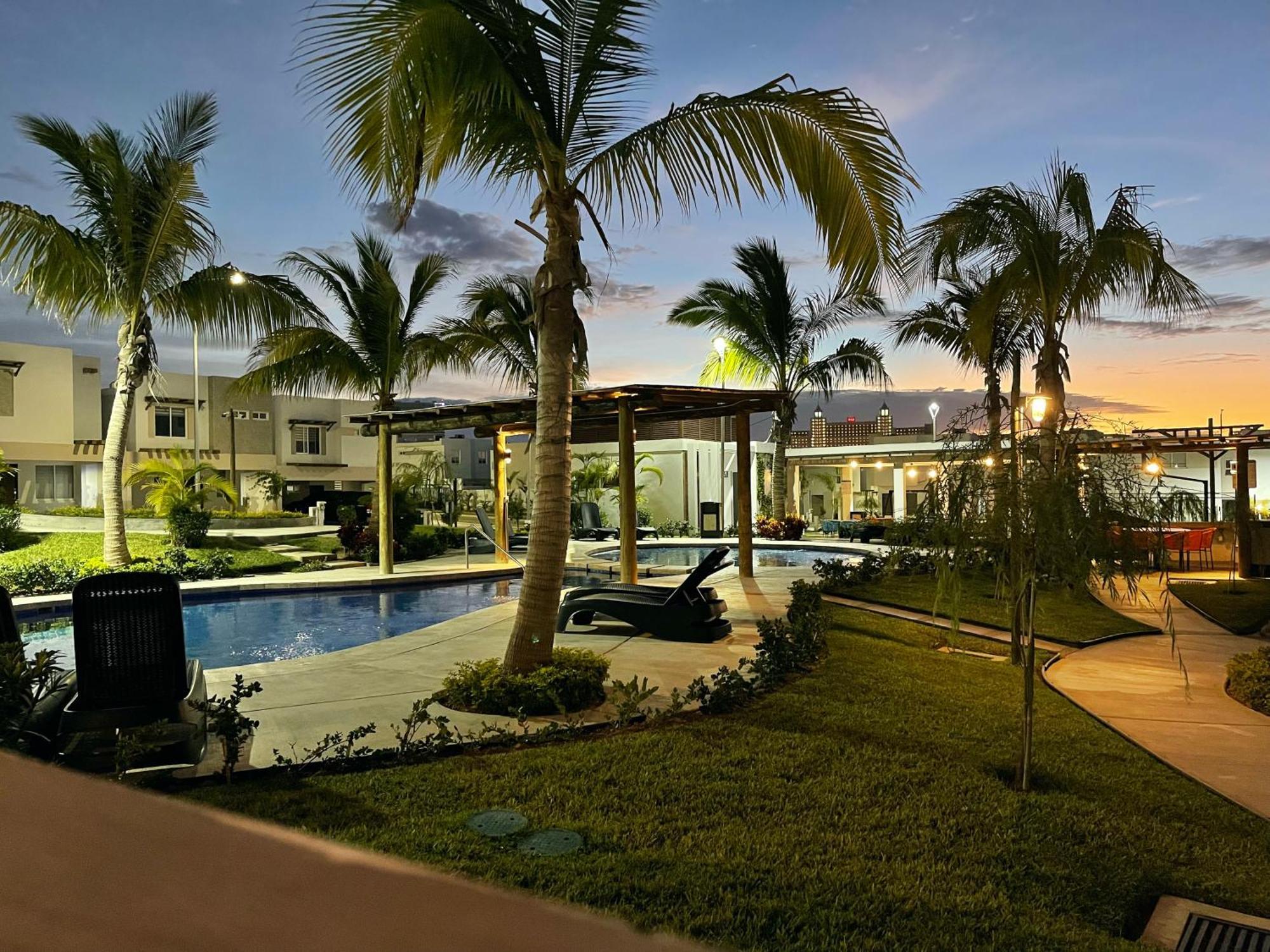 New°family°pool°spacious°backyard°king°bbq°gated Holiday home