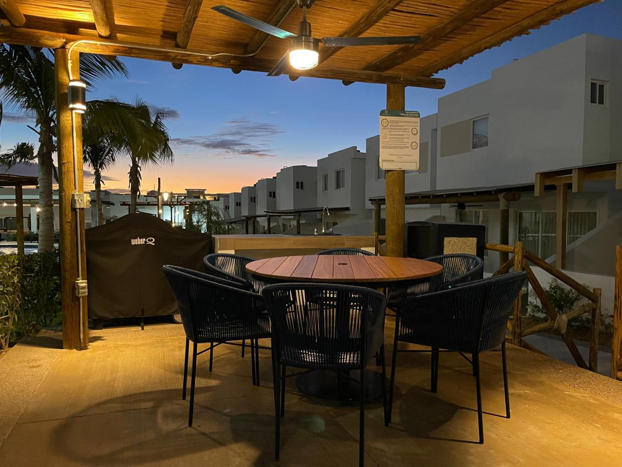Holiday home New°family°pool°spacious°backyard°king°bbq°gated