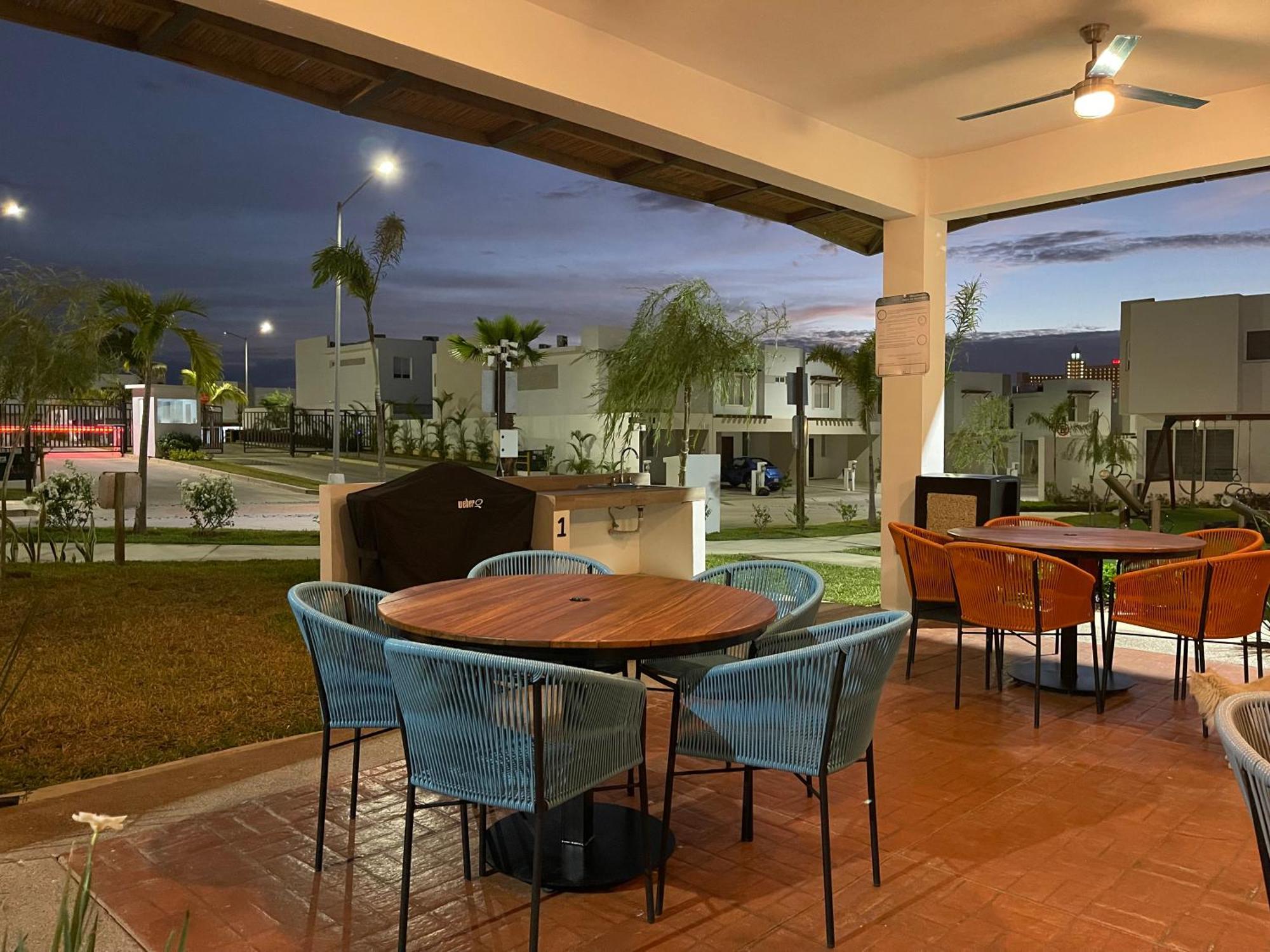 Holiday home New°family°pool°spacious°backyard°king°bbq°gated *