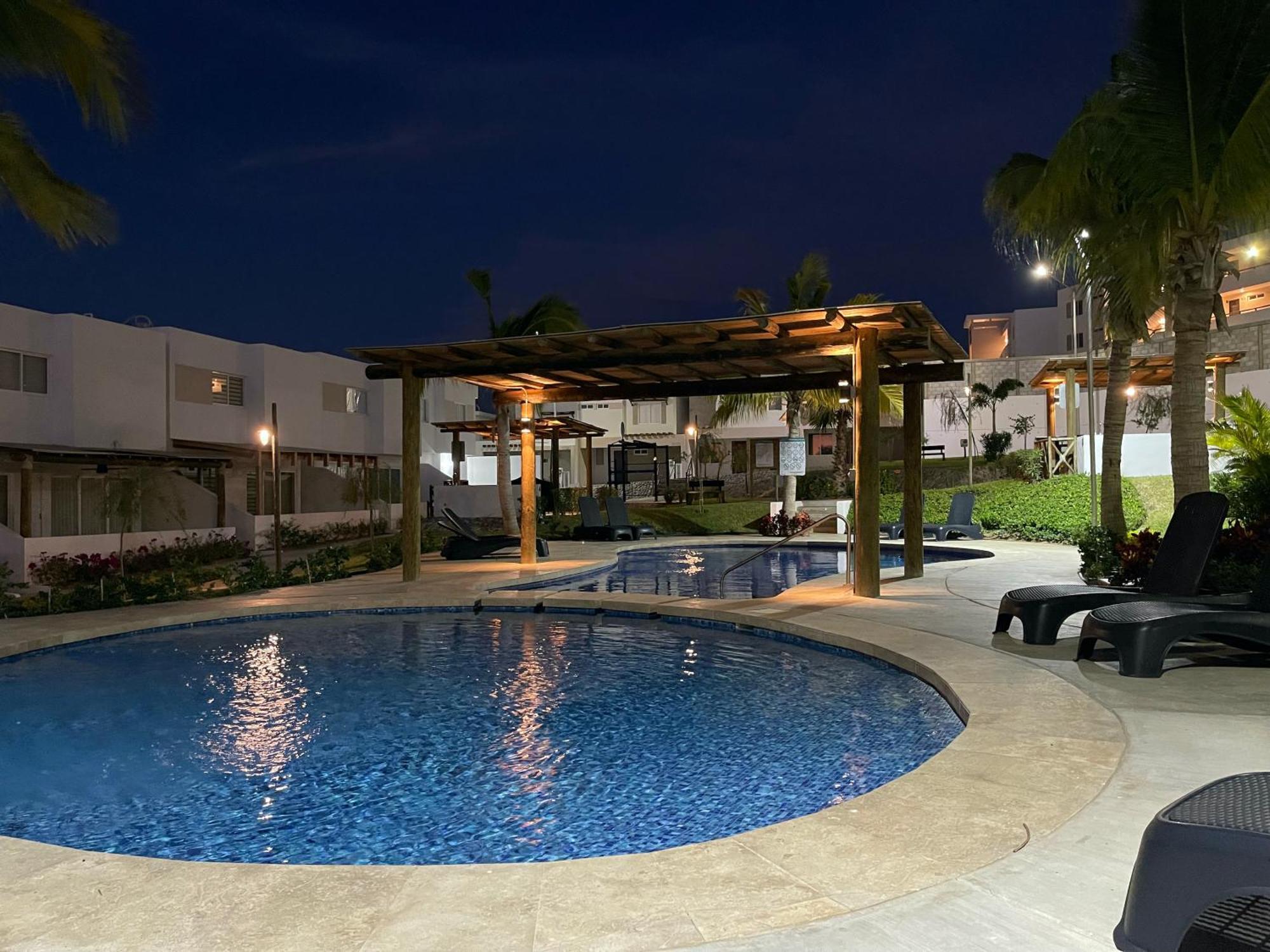 Holiday home New°family°pool°spacious°backyard°king°bbq°gated *