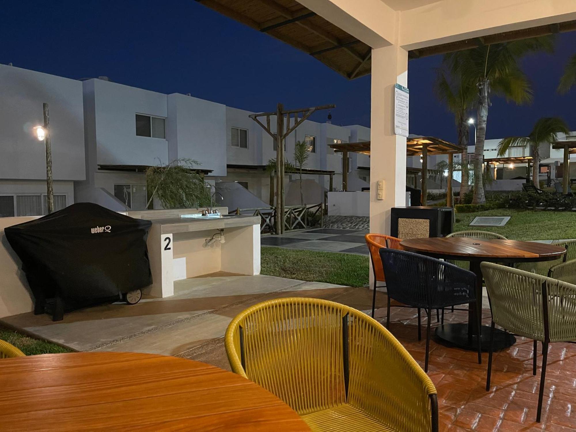 Holiday home New°family°pool°spacious°backyard°king°bbq°gated