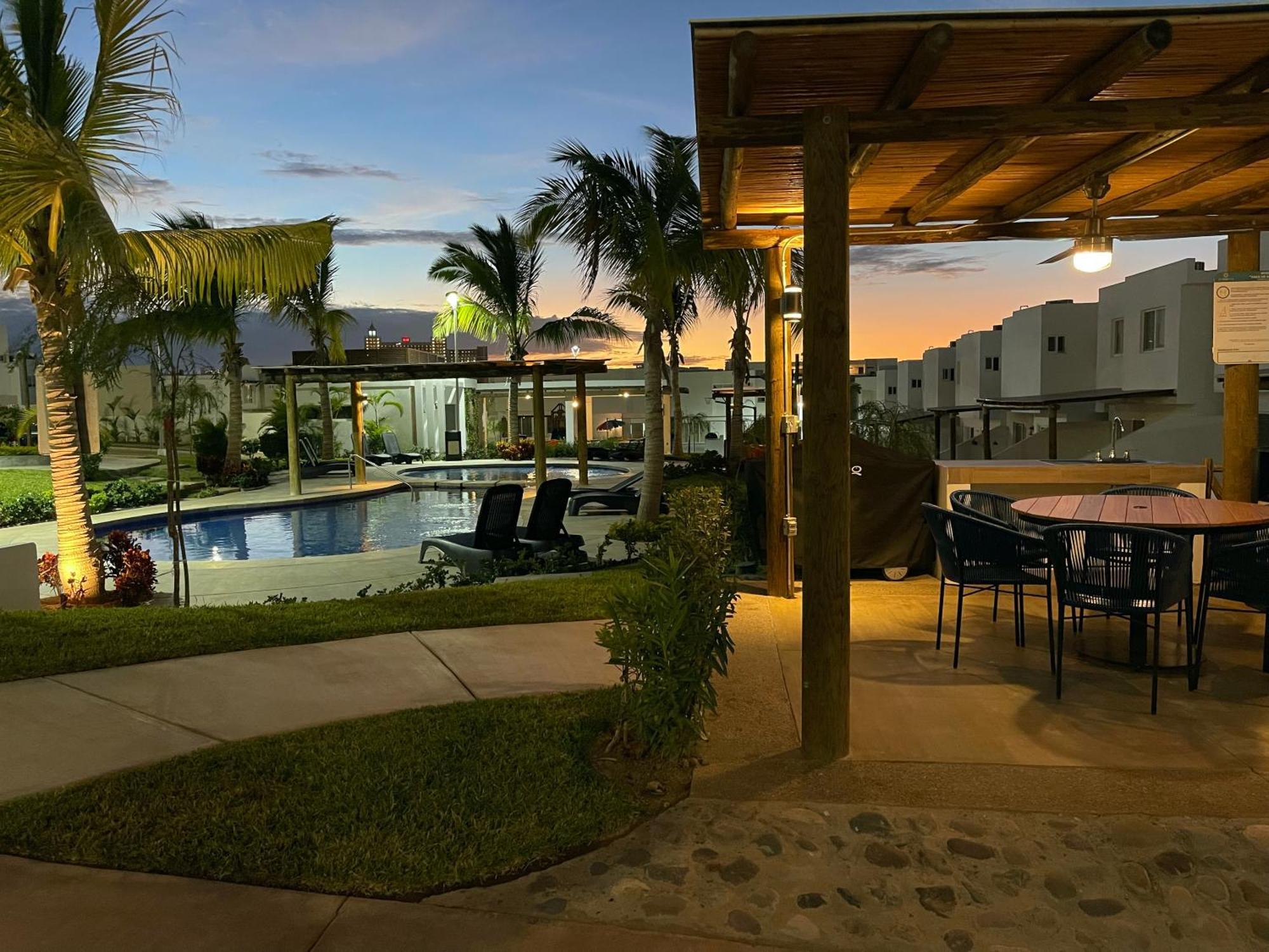 Holiday home New°family°pool°spacious°backyard°king°bbq°gated