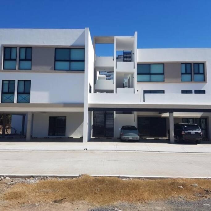 Great & Modern!, Pool, 5 Min Walk To The Beach!