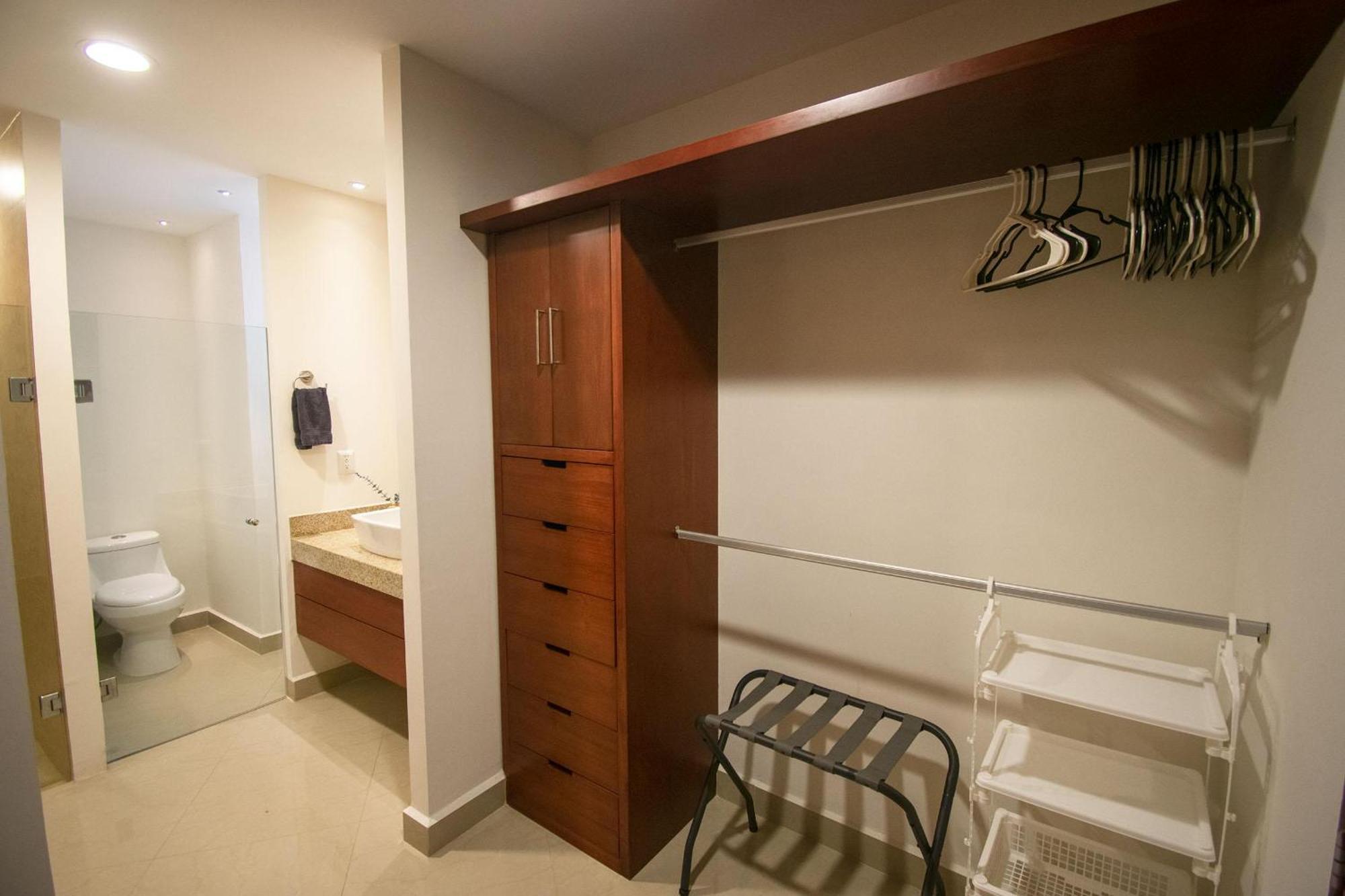 Gavias Grand-cerritos Get Away *