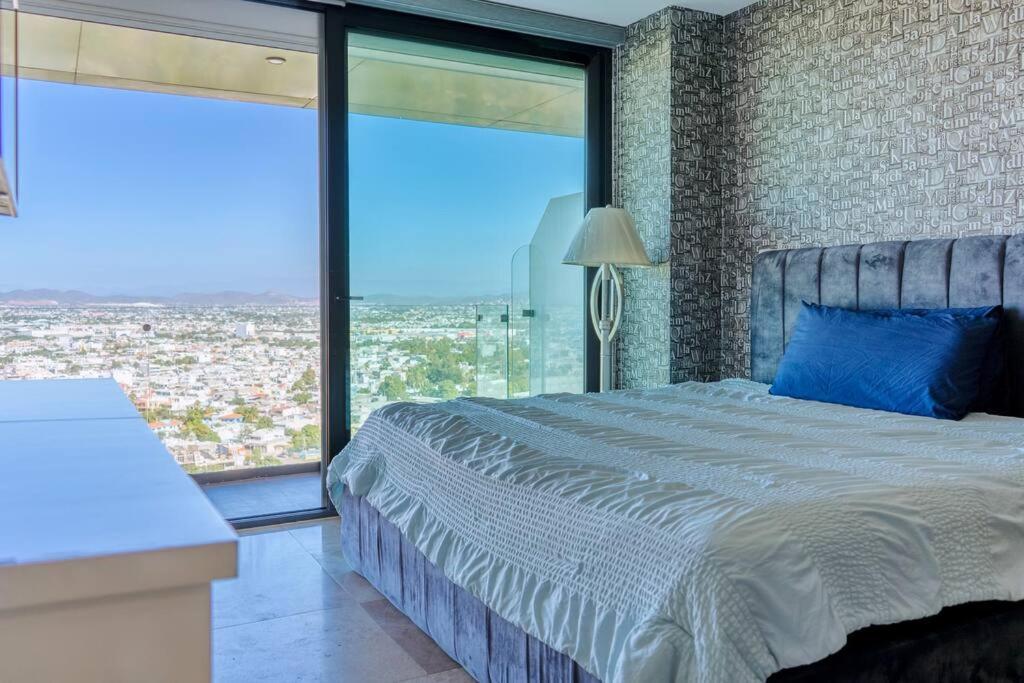 Luxury In Malecon Park View - 2005 *