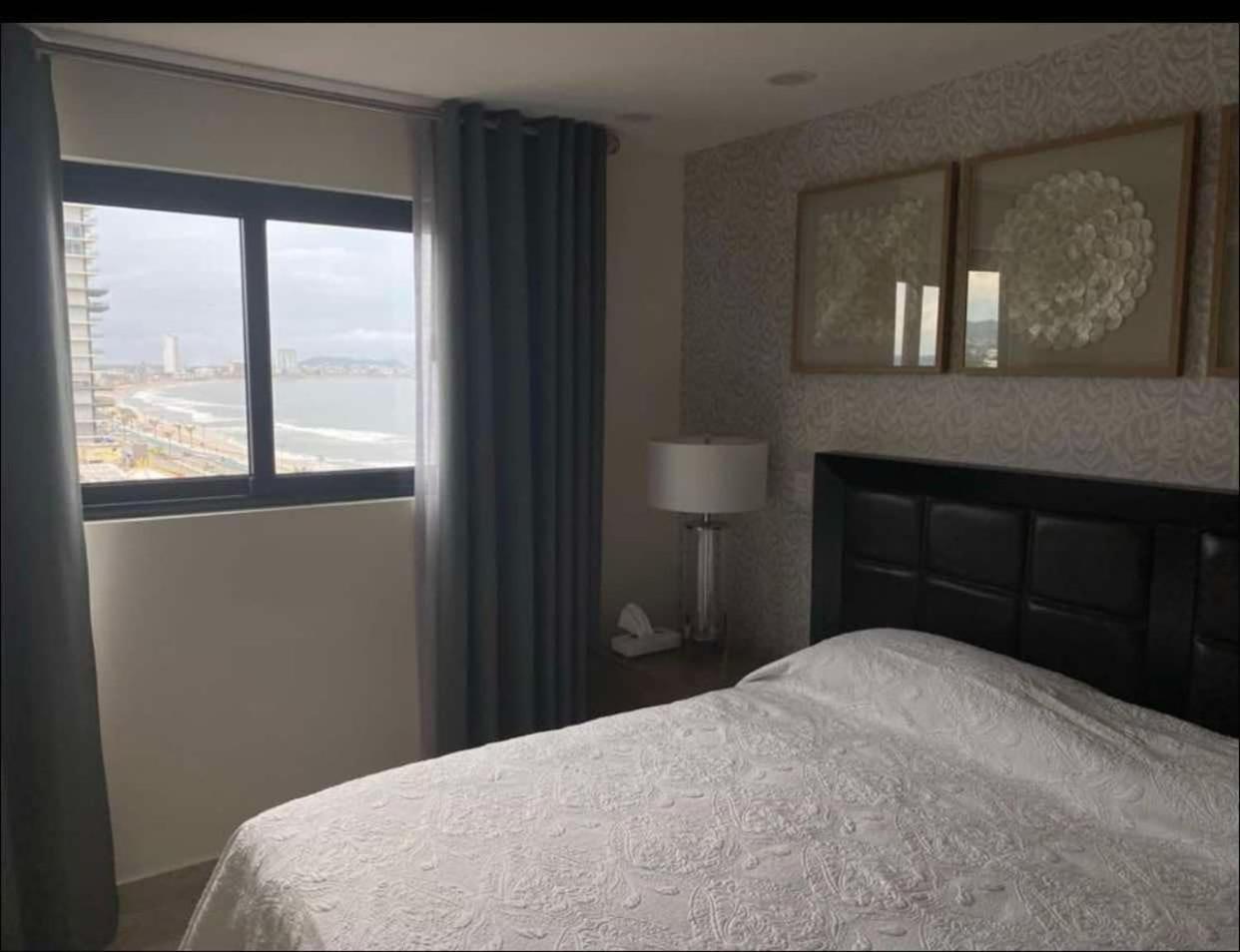 Departamento A Pie De Playa Con Alberca Infinty En Piso 22 *
