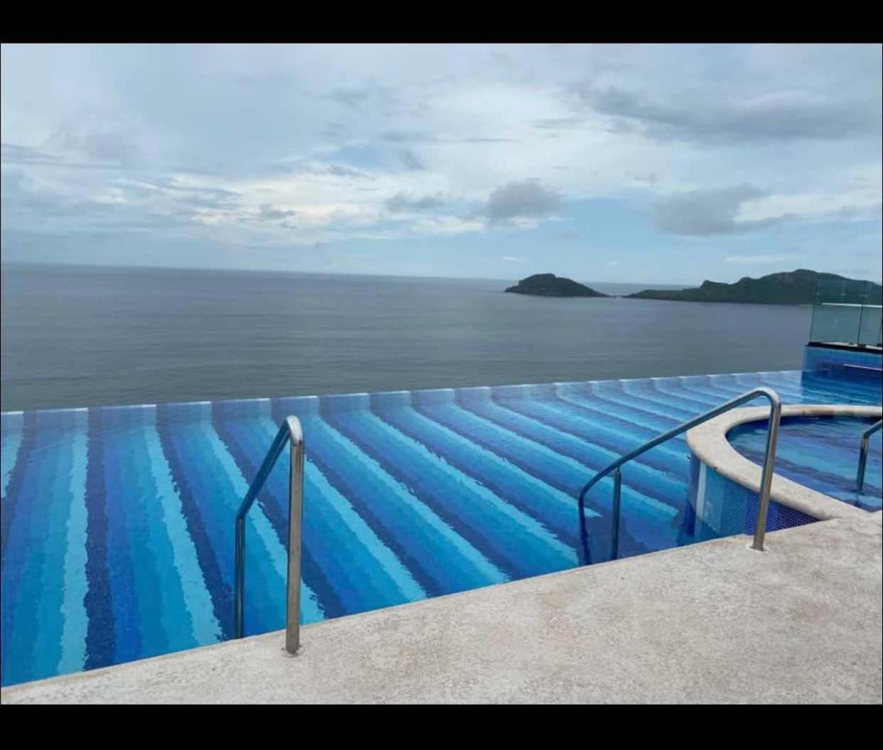 Departamento A Pie De Playa Con Alberca Infinty En Piso 22 * Mazatlán