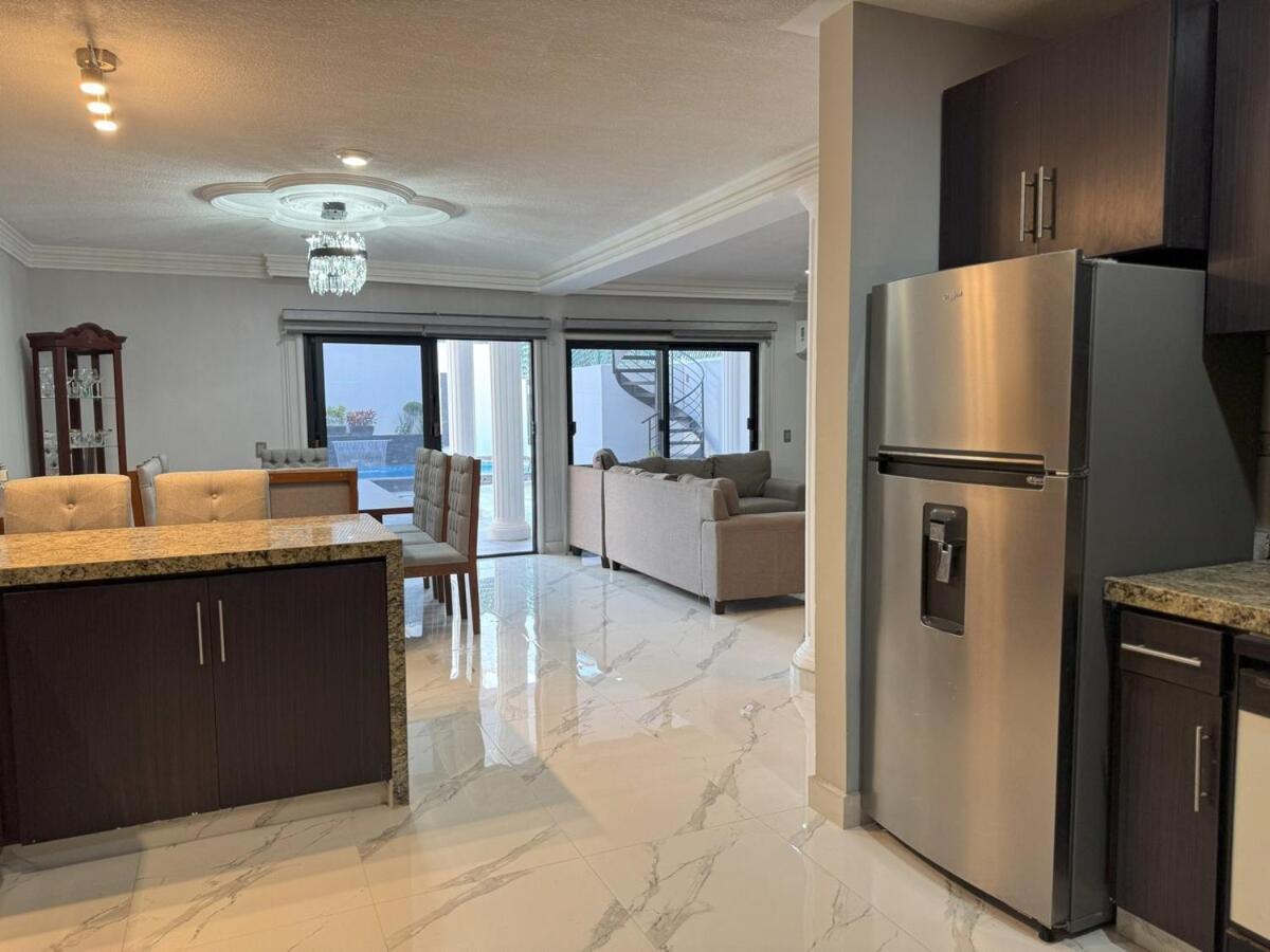 Casa Con Alberca Zona Dorada! Сasa de vacaciones