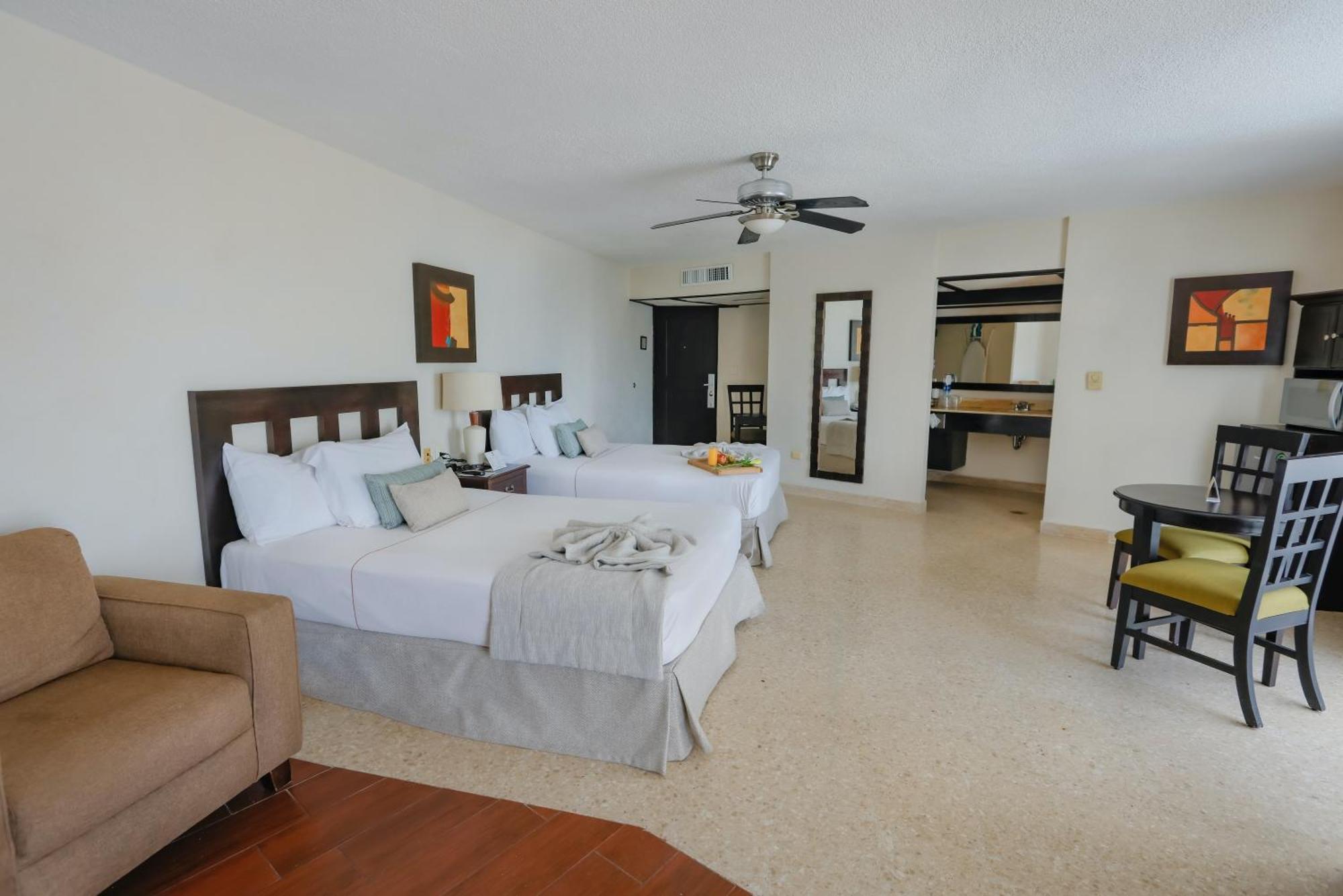 Western Freeman Zona Dorada Hotel