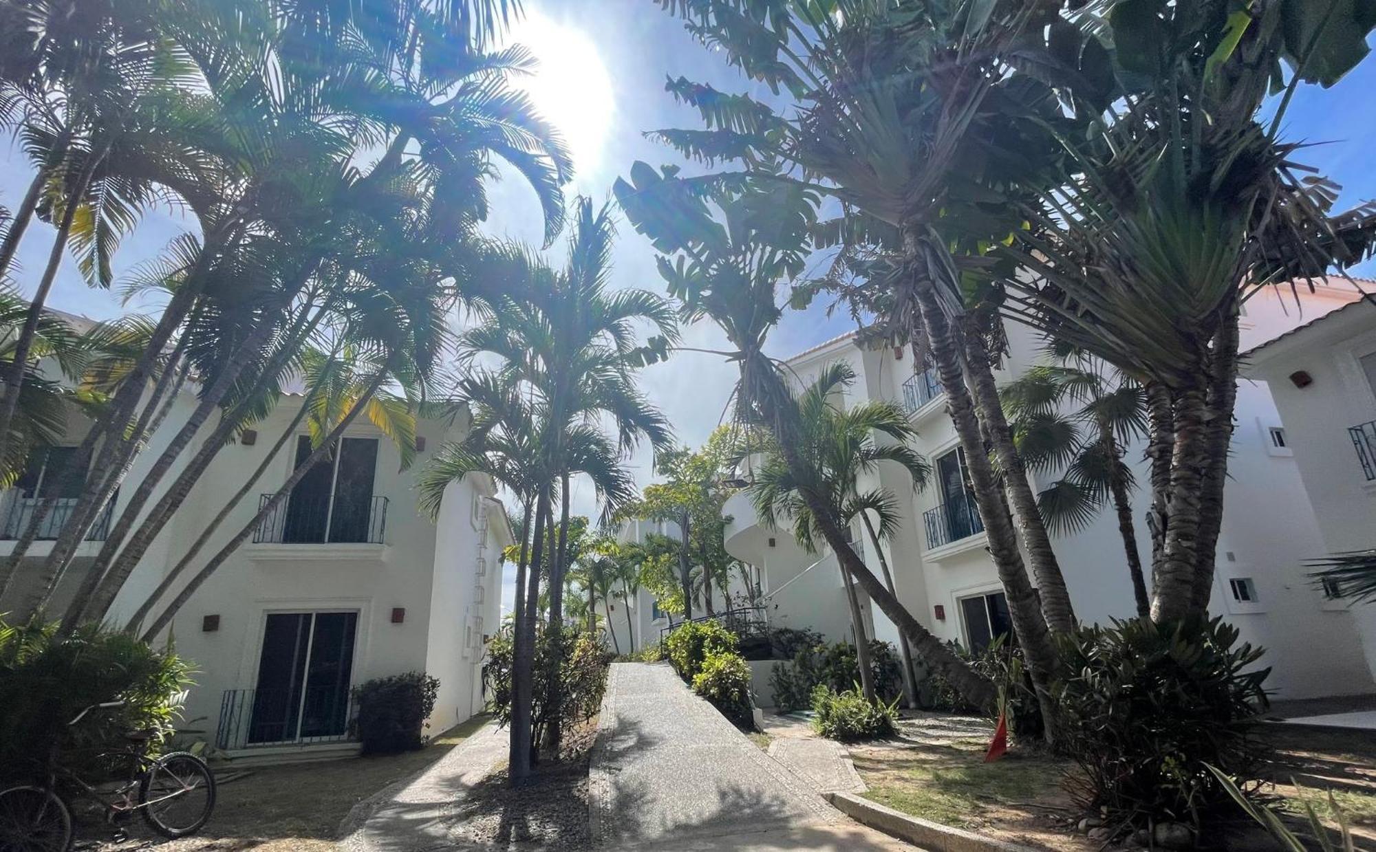 Peaceful Tropical On A Private Golf Course
