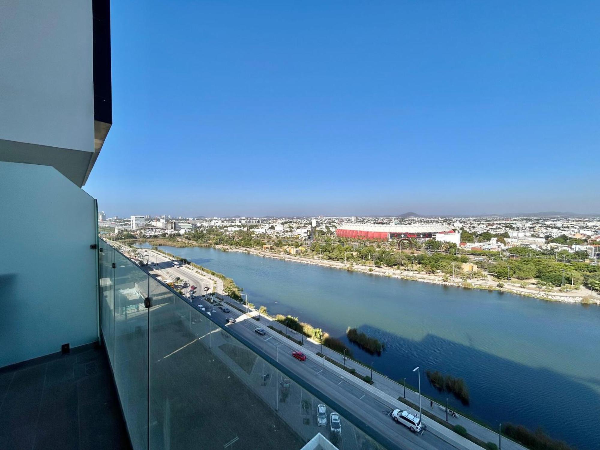 Apartamento Vista A La Ciudad Sobre El Malecon By G P S Rentas *
