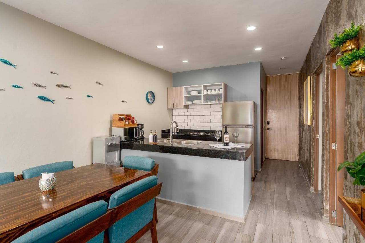 New & Modern, 5 Star Area, Walk 2 Beach, Pool, Views, King Bed Apartment *