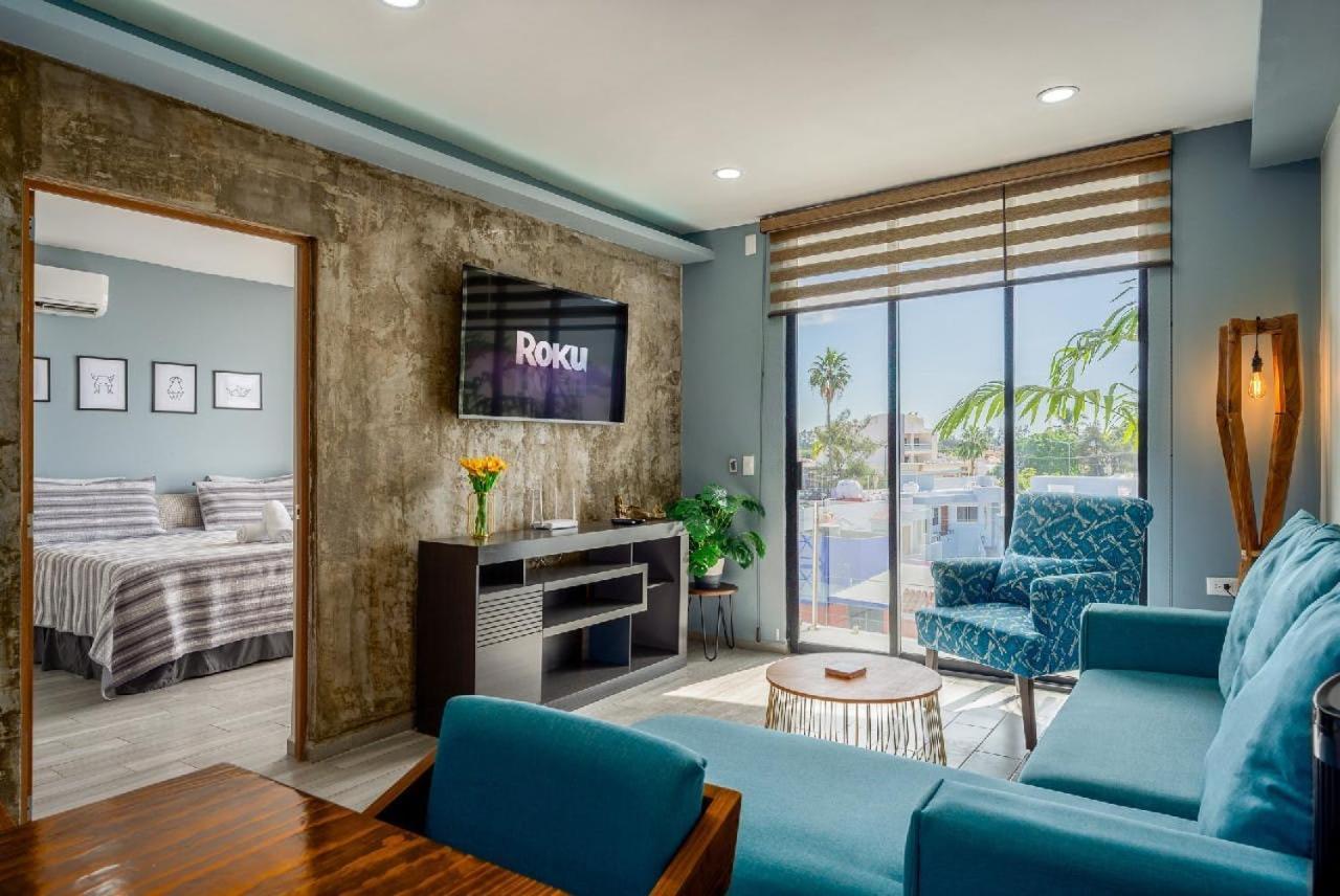 New & Modern, 5 Star Area, Walk 2 Beach, Pool, Views, King Bed Apartment